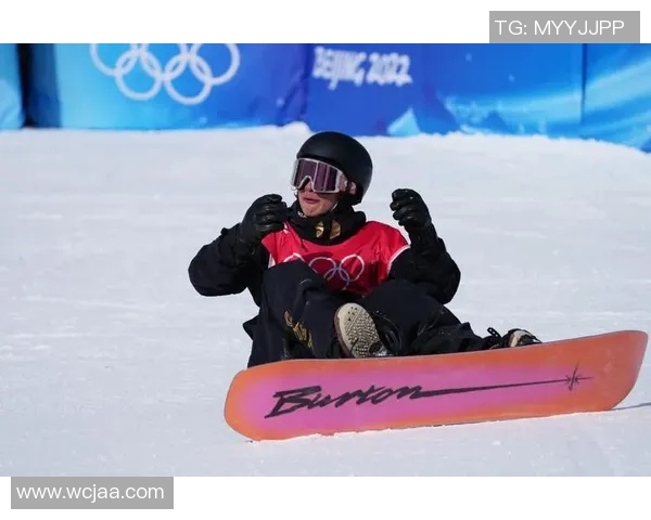 苏翊鸣在坡面障碍技巧世界杯中勇夺银牌展现出色实力与风采